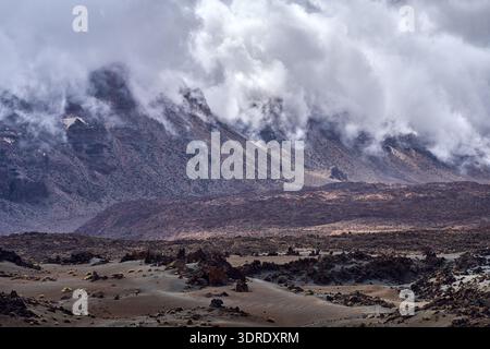 Der Berg Guajara erhebt sich dramatisch durch schwirbelnde niedrige Wolken über den vulkanischen Bimshügeln und Lavafeldern des Las Cañadas Caldera-Bodens, Photo g Stockfoto
