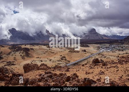 Ein Blick aus der Vogelperspektive über das Teide-Plateau zeigt die Hauptstraße, die die vulkanische Caldera überquert, mit einem Parkplatz und Besuchern, die Bimsberge von Minas de Sa Stockfoto