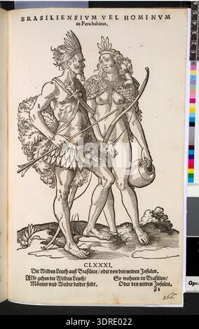 Holzschnitt und Buchdruck aus dem Jahr 1577, der ein brasilianisches oder peruanisches Paar mit einem Säugling darstellt. Der Mann trägt einen Federrock, hält einen Dolch über der Brust, hat Straußenfedern auf dem Rücken, trägt einen langen Bogen in der linken Hand und einen Pfeil in der rechten. Die Frau trägt einen Mantel, trägt das Baby auf dem Rücken und hält eine Kanne in der linken Hand. Beide Erwachsene tragen Federkopfschmuck. Illustration betont indigene Kleidung, Haltung und materielle Kultur in der Mitte des 16. Jahrhunderts in Südamerika. Stockfoto