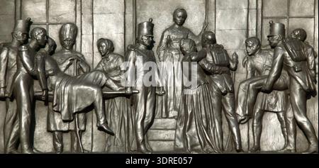 Crim war Memorial-Gedenktafel, die 1859 im Waterloo Place London England mit der Figur Florence Nightingale und britischen verwundeten Soldaten enthüllt wurde Stockfoto