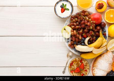 Obstsammlung auf einem Holztisch mit Joghurt und Müsli Stockfoto