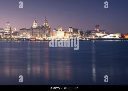 Liverpool am Wasser in der Nacht Stockfoto
