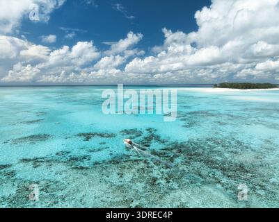 Aus der Vogelperspektive eines Bootes im türkisfarbenen Meer mit transparentem Wasser Stockfoto