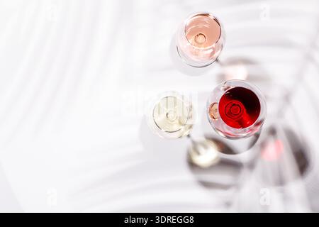 Drei Weingläser gefüllt mit Rot-, weiß- und Rosenwein Stockfoto