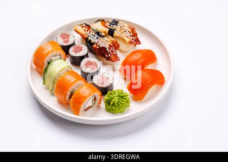 Verschiedene Sushi- und Maki-Brötchen sind wunderschön auf dem Teller angeordnet Stockfoto