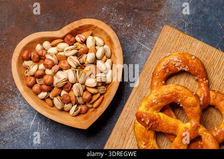 Eine lebendige Mischung aus verschiedenen Nüssen, einschließlich Mandeln, Walnüssen, Haselnüssen, Cashewnüssen, und Pistazien Stockfoto