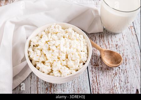 Bauernhof hausgemachter Hüttenkäse in einer Schüssel auf dem Tisch Stockfoto