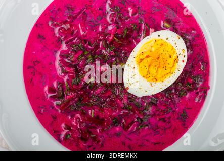 Kalte Rote-Bete-Suppe. Holodnik. Traditionelle litauische (ukrainische, russische, polnische) rote Rübensuppe. Kalter Borschtsch serviert mit Gurke Stockfoto