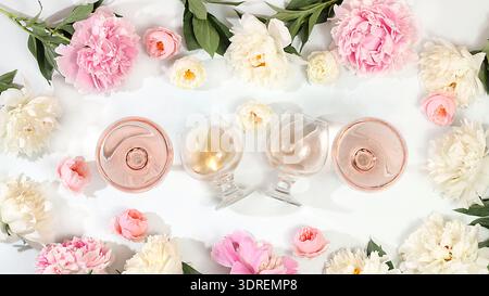 Florale Komposition mit verschiedenen Sorten von Rosenwein, Sommer-alkoholischen Cocktail für eine Party und Pfingstrosen Blumen auf einem leichten bac Stockfoto