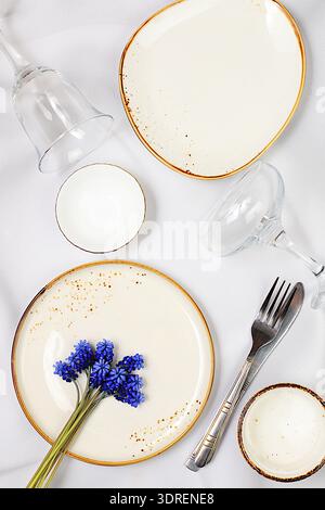 Elegante festliche Tischdekoration. Set aus wunderschönem Besteck mit Frühlingsmuscari auf Marmorhintergrund, Menüaufteilung in einem Café oder in einem Café Stockfoto