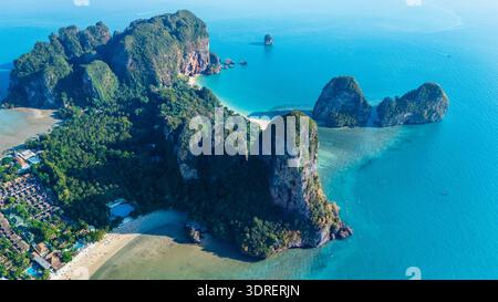 Atemberaubender Blick aus der Luft auf Railay Beach in Krabi, Thailand, mit Tageslicht Stockfoto