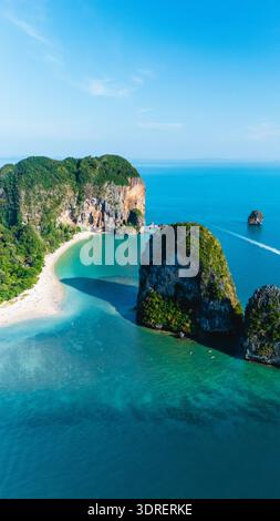 Atemberaubende Aussicht auf Railay Beach in Krabi, Thailand, umgeben von üppigem Grün Stockfoto