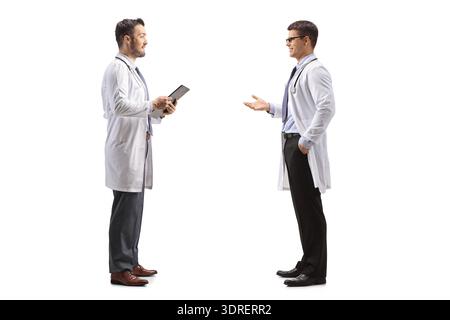 Zwei männliche Ärzte, die ein Gespräch auf weißem Hintergrund haben Stockfoto
