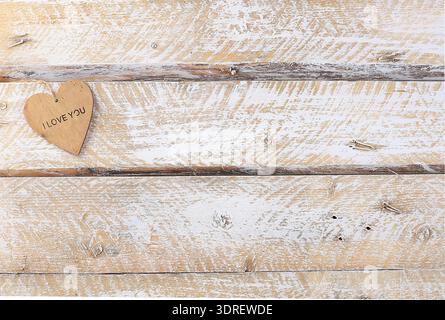 Herz auf einem Holztisch, abstrakter festlicher Hintergrund. Postkarte für Frauentag oder Muttertag, alles Gute zum Geburtstag, Hochzeit, valentinstag Stockfoto