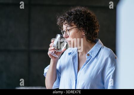 Ruhiges reifes, mittleres Alter Weiße Weiße Frauen Trinkwasser zu Hause Stockfoto