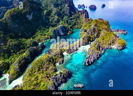 Große Lagune und kleine Lagune auf Miniloc Island in der Nähe von El Nido, Palawan, Philippinen. Stockfoto