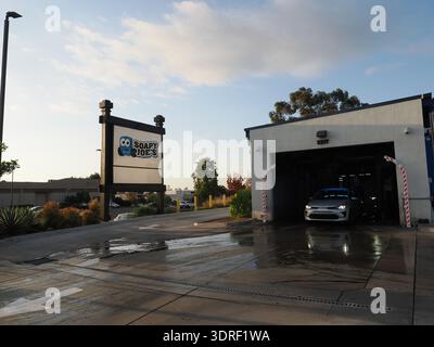 SAN DIEGO, KALIFORNIEN, USA – 27. SEPTEMBER 2025: Ein silbernes Auto verlässt den automatisierten Tunnel einer soapy Joe's Car Wash in San Diego. Die Einrichtung verfügt über Funktionen Stockfoto