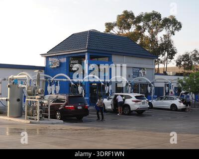 SAN DIEGO, KALIFORNIEN, USA – 27. SEPTEMBER 2025: Kunden saugen und reinigen ihre Fahrzeuge in einer Seifenfabrik von Joe's Car Wash in San Diego. Das helle Stockfoto
