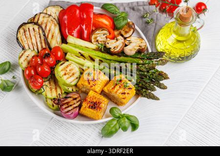 Gemischtes gegrilltes Gemüse auf einem Teller, das eine bunte Mahlzeit präsentiert Stockfoto