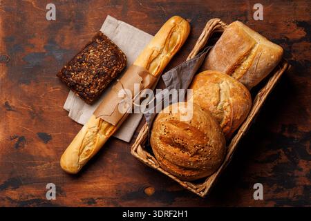 Eine Auswahl an frisch gebackenem Brot auf einem Tisch Stockfoto