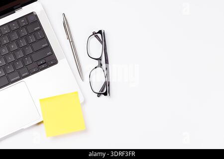 Ein sauberer und minimaler Schreibtisch mit Laptop und Bürobedarf Stockfoto