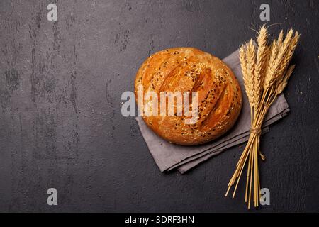 Ein Stück frisch gebackenes, hausgemachtes Brot Stockfoto