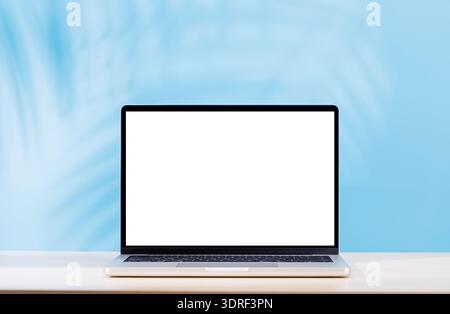 Laptop mit leerem Bildschirm auf einem Tisch Stockfoto