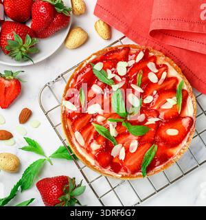 Hausgemachte köstliche Erdbeertorte mit Pudding oder Schlagsahne Stockfoto