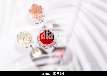 Drei Weingläser gefüllt mit Rot-, weiß- und Rosenwein Stockfoto