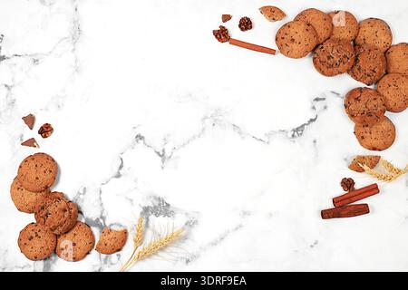 Frisch gebackene hausgemachte Haferflockenkekse mit Schokoladenchips und glutenfreien Nüssen mit Ohren auf Marmorhintergrund, moderne Bäckerei und Stockfoto