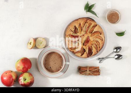 Gemütlicher Heim-Tisch mit Apfelkuchen und Cappuccino Kaffee, Honig, Äpfel, gesundes Frühstück mit Zutaten Konzept Hallo Herbst, hyg Stockfoto