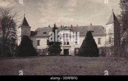 Die 1925 erschienenen Medien zeigen Schloss Fünfkirchen, ein denkmalgeschütztes Denkmal in Österreich mit der Registernummer 9363. Das Bild zeigt die architektonischen Merkmale der Burg, einschließlich Türme, Fassaden und umliegendes Gelände. Es dient als Dokumentation der Denkmalpflege des frühen 20. Jahrhunderts, der historischen Architektur und des Kulturerbes. Das Foto bietet einen visuellen Einblick in die Struktur, Gestaltungselemente und die historische Bedeutung österreichischer Burgen. Stockfoto
