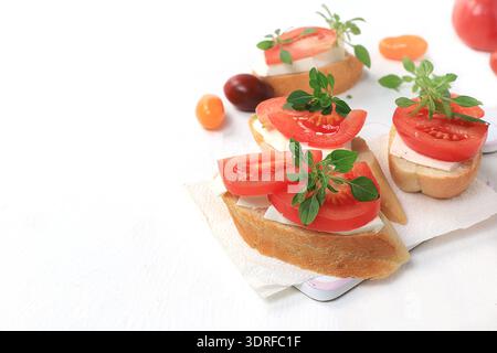 Caprese Bruschetta Toast mit Mozzarella Käse, Kirschtomaten und frischem Garten Basilikum.traditionelle italienische Küche, gesunde natura Stockfoto