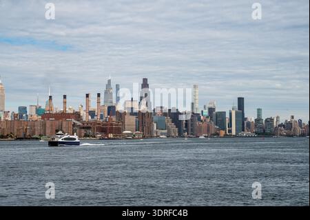 Blick über den East River zur Skyline von Manhattan in New York Stockfoto