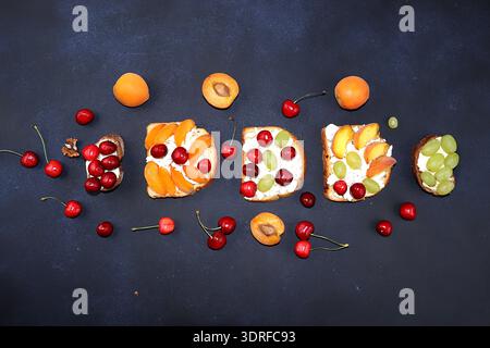 Diät Obsttoast mit Hüttenkäse, Pfirsichen, Trauben und Kirschen, gesundes Frühstück mit Zutaten. Das Konzept der Gesundheit Stockfoto