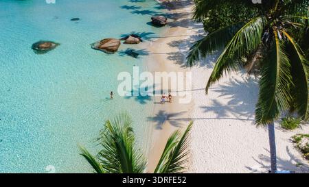 Atemberaubender Blick aus der Luft auf einen idyllischen tropischen Strand auf der wunderschönen Insel Koh Kood in Thailand Stockfoto