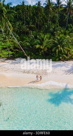 Atemberaubender Blick aus der Luft auf ein Paar, das die wunderschöne Insel Koh Kood, Thailands, genießt Stockfoto