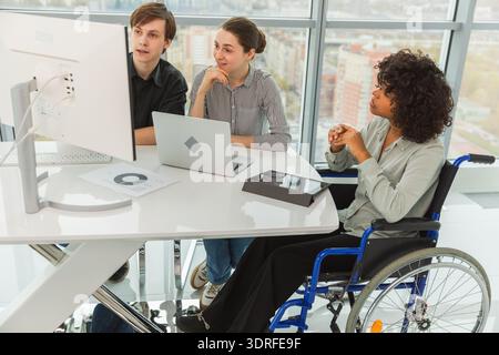 Teamwork Brainstorming. Vielfältige multirassische Kollegen im Stuhl für Menschen mit Behinderungen, die zusammenarbeiten. Gruppe von Personen Stockfoto