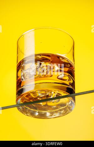 Ein klassisches Whiskyglas gefüllt mit goldenem Bernsteinwhiskey Stockfoto