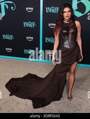 HOLLYWOOD, LOS ANGELES, KALIFORNIEN, USA - 17. FEBRUAR: Priyanka Chopra Jonas kommt bei der Weltpremiere von Amazon Prime Video's „The Bluff“ am 17. Februar 2026 im TCL Chinese Theatre IMAX in Hollywood, Los Angeles, Kalifornien, USA. (Foto: Xavier Collin/Image Press Agency) Stockfoto