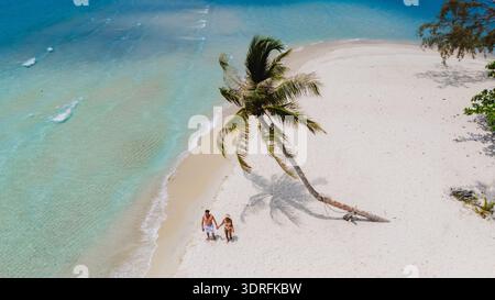 Blick aus der Vogelperspektive auf einen wunderschönen und ruhigen Strand auf der fantastischen Insel Koh Kood, Thailand Stockfoto