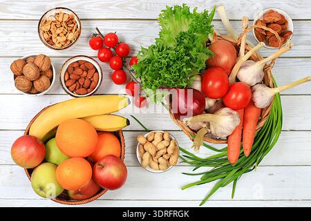 Gesunde ausgewogene Ernährung mit diätetischen Zutaten, frischem Gemüse, Obst, Nüssen und Käse in Körben für Gewichtsverlust, Quelle von Stockfoto