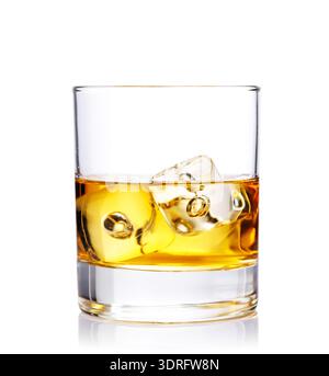 Ein klassisches Whiskyglas gefüllt mit goldenem Bernsteinwhiskey Stockfoto