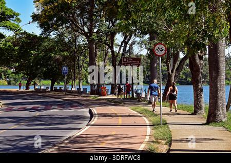 BELO HORIZONTE, MINAS GERAIS, BRASILIEN - 12. Januar 2026: Menschen, die am Rand der Lagune spazieren Stockfoto