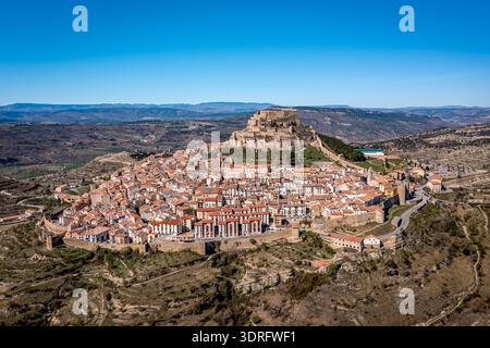 Luftaufnahme einer mittelalterlichen Bergstadt in der Nähe einer Burgruine in Morella, Spanien Stockfoto