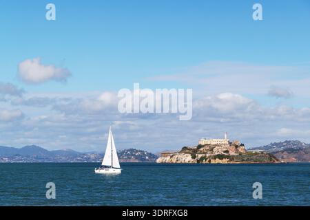 Malerische Landschaft von San Francisco mit Alcatraz Island und einer Yacht, die in der Bucht segelt Stockfoto