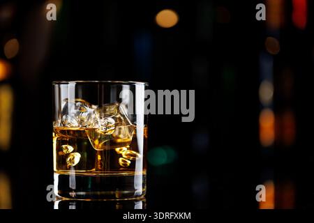 Whiskey auf den Felsen auf einem Bartisch Stockfoto