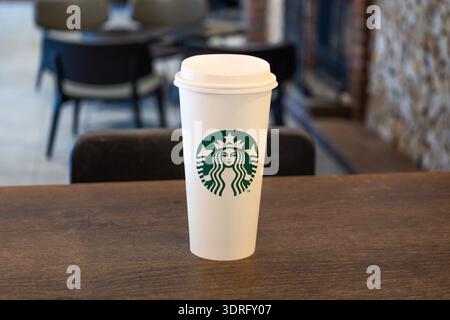 Starbucks Kaffeetasse aus Papier mit Deckel auf Holztisch. Portsmouth, Großbritannien, 3. Juli 2024 Stockfoto