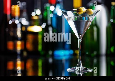 Martini-Cocktail auf einem Bartisch Stockfoto