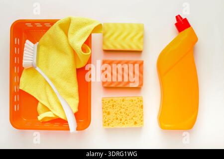 Reinigungszubehör in einer Sammlung für Haushaltsaufgaben in einer hellen Umgebung Stockfoto